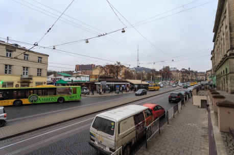 Vul. Torhova and pl. Osmomysla. The "Dobrobut" market is in the center of the photo. Rynok Krakowski was located here previously.