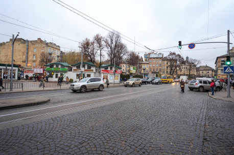 Vul. Torhova and pl. Osmomysla. The "Dobrobut" market is in the center of the photo. Rynok Krakowski was located here previously.