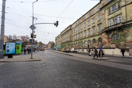 Pl. Osmomysla. On the right, the Maria Zankovetska theater's rear facade.
