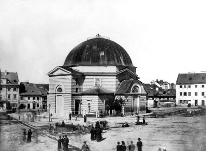 Pl. Staryi Rynok, a view from southeast towards ul. Żółkiewska (now vul. B. Khmelnytskoho) in 1863. The Temple synagogue is in the center