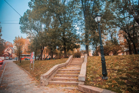 Pl. Staryi Rynok today. On the left, the St. John the Baptist church, on the right, the green space on the location of the demolished Tempel synagogue