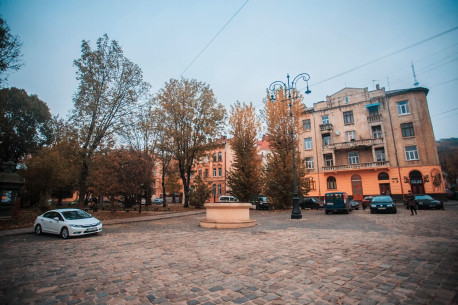 Pl. Staryi Rynok. The green space on the location of the demolished Tempel synagogue