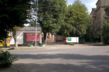 Вул. Жовківська, 18. В'їзд на території колишнього закладу очищення міста