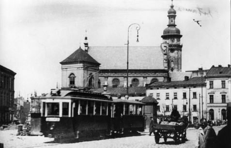 Municipal Electric Facilities, in particular, provided power for tram grids and street lighting. In the photo, one can see an electric tram and a street lighting lamp. One of the 72 transformer substations, from which electricity was supplied to consumers, can also be seen in the rear.