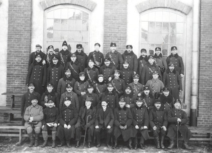 The first director of the Municipal Electric Facilities Józef Tomicki (first row, in the middle), with the MEF team.