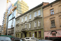 Vul. Shukhevycha, 3 (former Kamienna).  In 1902 Władysław Stesłowicz lived in this apartment building.