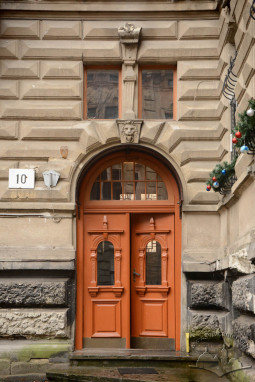 Vul. B. Lepkoho, 10 (former Brajerowska). Main entrance. In 1910 Władysław Stesłowicz lived in this apartment building.