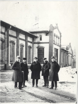 Józef Tomicki (in the middle) near the tram depot and electric plant on present-day Sakharova street.