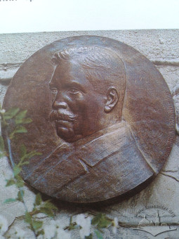 The bas-relief of Józef Tomicki which was made by Luna Dreksler in 1925 and hang at the entrance to the Lviv electric plant.