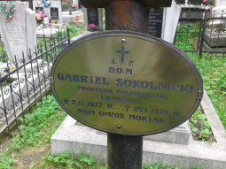 Plaque on Gabriel Sokolnicki’s grave at the Briukhovychi cemetery.