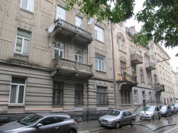 Будинок 34 на вул. Шота Руставелі у Львові, де мешкав Єжи Яніш