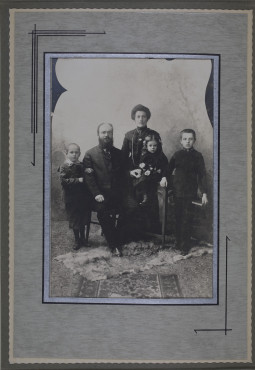 Family photograph, Hersch Lauterpacht at the left, next to his father, his mother standing behind; in front of his mother, his sister and, to the right, his brother. Cambridge Law Eminent Scholars Archive. (around 1900)