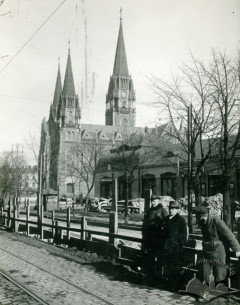 Кінотеатр "Ґражина". Діяв упродовж 1912-1939 рр. на вул. Леона Сапеги, 34 (нині вул. С. Бандери). Демонтований у 1939 р.