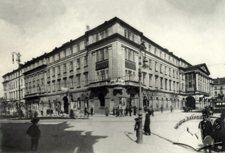 У 1908 р. в будівлі філармонії розташувався один з перших у Львові стаціонарних кінотеатрів "Електричний театр Оезера". Під різними назвами – "Ексельсіор-Уранія" (1908–1911),  "Геліос" (1911),  "Лев" (1913–1931) , "Атлантік" (1931–1939) – він діяв до 1939 року. Зараз у будівлі знаходиться Національний академічний український драматичний театр імені Марії Заньковецької.