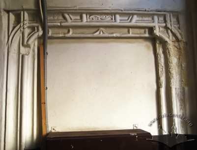 Pl. Rynok, 28. Carved gothic portal frame in the interior.